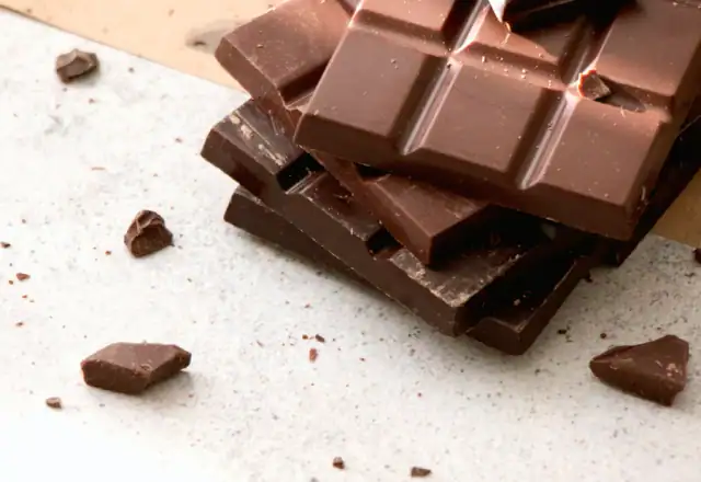Chocolate bars on a white table for kitchen rental for chocolatiers